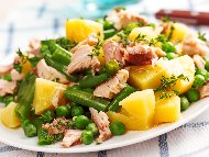 Рецепта Картофена салата с пушена риба скумрия, зелен боб и грах